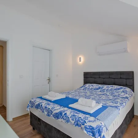 Fethiye Çalış'da Denize Sıfır Özel Plajlı Lüks Daire Apartamento